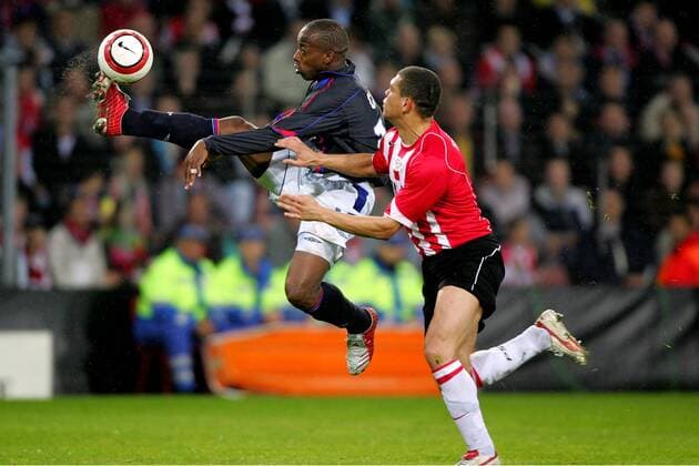 Sidney Govou (Lyon, li.) mit einer artistischen Ballannahme gegen Wilfred Bouma (Eindhoven) Fußball EC 1 Herren Champions League 2004 2005, PSV Eindhoven - Olympique Lyonnais 5:3 n. E., OL, Vdig Gruppe pan8947 Eindhoven Dynamik,  