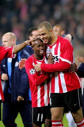 Alex (re.) jubelt mit DaMarcus Beasley (beide Eindhoven) über den Halbfinaleinzug Fußball EC 1 Herren Champions League 2004 2005, PSV Eindhoven, Vdig Gruppe pan8946 Eindhoven Freude, Begeisterung,  