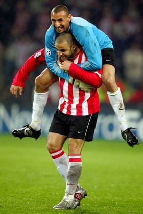 Alex (li.) wird von Torwart Heurelho Gomes (beide Eindhoven) vor Freude über den Halbfinaleinzug von hinten besprungen Fußball EC 1 Herren Champions League 2004 2005, PSV Eindhoven, Vdig Gruppe pan8947 Eindhoven Freude, Begeisterung,  