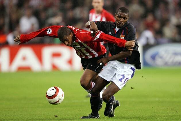 Jefferson Farfan (Eindhoven, li.) gegen Eric Abidal (Lyon) -  Fußball EC 1 Herren Champions League 2004 2005, PSV Eindhoven - Olympique Lyonnais 5:3 n. E., Viertelfinale, OL Gruppe Eindhoven Dynamik, Kampf,
