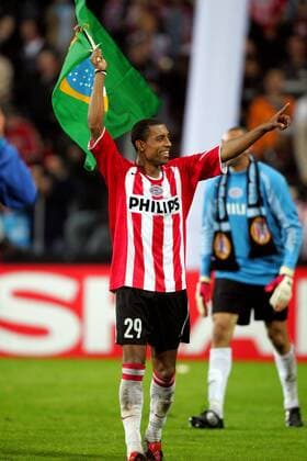 Robert (Eindhoven) jubelt über den Halbfinaleinzug mit der brasilianischen Nationalflagge Fußball EC 1 Herren Champions League 2004 2005, PSV Eindhoven, Vdig Einzelbild pan8947 Eindhoven Freude,  