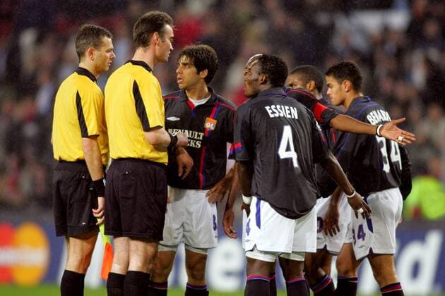 Juninho (3.v.li.) und Mickael Essien (beide Lyon, 3.v.re.) beschweren sich bei Schiedsrichter Kim Milton Nielsen (2.v.li.) und seinem Assistenten Fußball EC 1 Herren Champions League 2004 2005, Olympique Lyonnais, OL, Vdig Gruppe pan8946 Eindhoven Spannung  