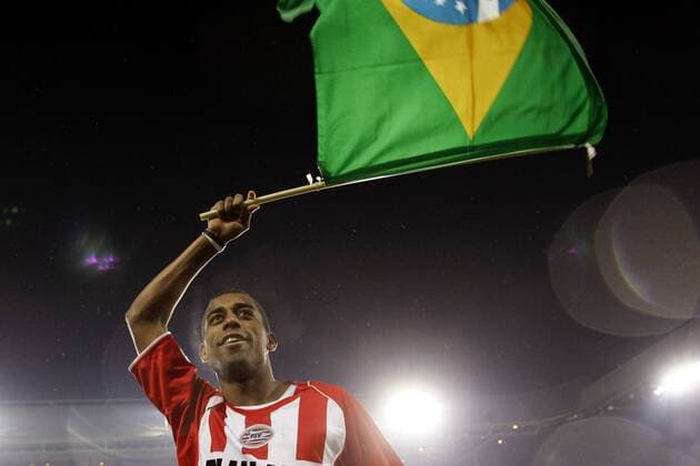 Robert (Eindhoven) jubelt nach dem Halbfinaleinzug mit der brasilianischen Nationalfahne -  Fußball EC 1 Herren Champions League 2004 2005, PSV Eindhoven, Viertelfinale Einzelbild Eindhoven Freude,