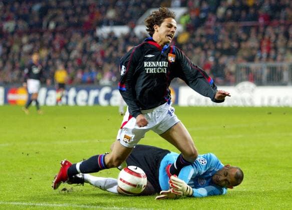 Nilmar (Lyon, li.) fädelt gegen Torwart Heurelho Gomes (Eindhoven) ein -  Fußball EC 1 Herren Champions League 2004 2005, PSV Eindhoven - Olympique Lyonnais 5:3 n. E., OL, Viertelfinale Gruppe Eindhoven Dynamik, Kampf,