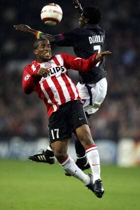 Jefferson Farfan (Eindhoven, li.) gegen Mahamadou Diarra (Lyon) -  Fußball EC 1 Herren Champions League 2004 2005, PSV Eindhoven - Olympique Lyonnais 5:3 n. E., OL, Viertelfinale Gruppe Eindhoven Dynamik,