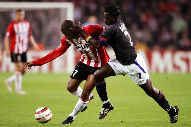 Jefferson Farfan (Eindhoven, li.) gegen Mahamadou Diarra (Lyon) -  Fußball EC 1 Herren Champions League 2004 2005, PSV Eindhoven - Olympique Lyonnais 5:3 n. E., OL, Viertelfinale Gruppe Eindhoven Dynamik,