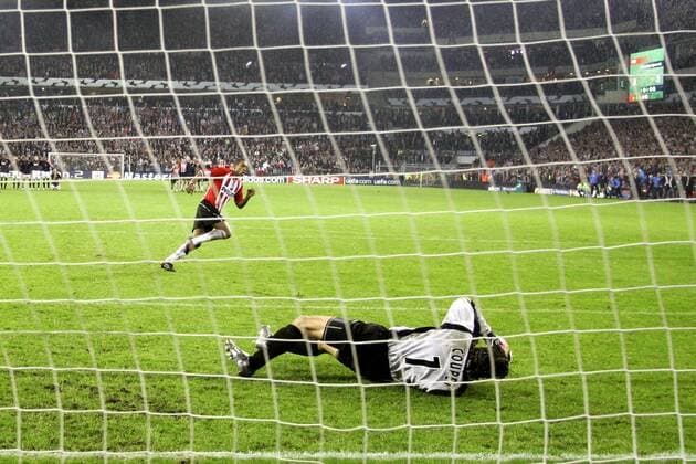 Robert (Eindhoven) trifft im Elfmeterschießen gegen Torwart Gregory Coupet (Lyon) -  Fußball EC 1 Herren Champions League 2004 2005, PSV Eindhoven - Olympique Lyonnais 5:3 n. E., OL, Viertelfinale Gruppe Eindhoven