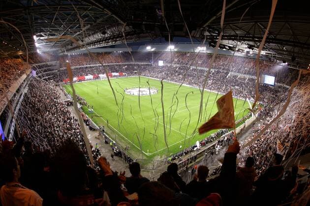 Eindhovener Fans im ausverkauften Philips Stadion lassen es Papierschlagen regnen -  Fußball EC 1 Herren Champions League 2004 2005, PSV Eindhoven, Viertelfinale Totale Eindhoven