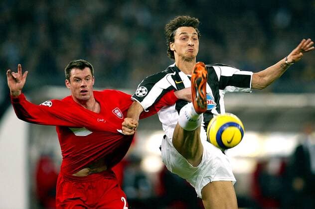 Zlatan Ibrahimovic (Juventus, re.) gegen Jamie Carragher (Liverpool) Fußball EC 1 Herren Champions League 2004 2005, Juventus Turin - FC Liverpool 0:0, Juve, Viertelfinale, Vdig Gruppe pan8948 Turin Dynamik,  
