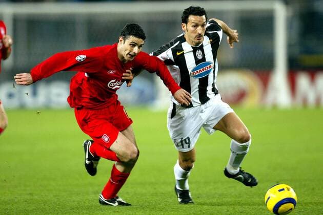 Antonio Nunez (Liverpool, li.) gegen Gianluca Zambrotta (Juventus) Fußball EC 1 Herren Champions League 2004 2005, Juventus Turin - FC Liverpool 0:0, Juve, Viertelfinale, Vdig Gruppe pan8948 Turin Dynamik,  
