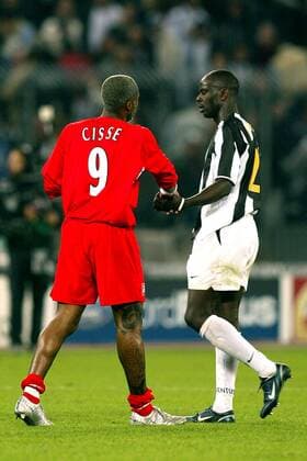 Lilian Thuram (Juventus, re.) verabschiedet sich von Djibril Cisse (Liverpool) Fußball EC 1 Herren Champions League 2004 2005, Juventus Turin - FC Liverpool 0:0, Juve, Viertelfinale, Vdig Gruppe pan8948 Turin  