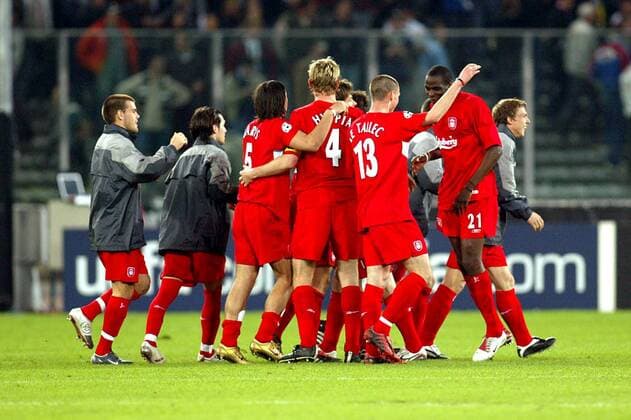 Die Liverpooler Spieler jubeln über den Halbfinaleinzug Fußball EC 1 Herren Champions League 2004 2005, FC Liverpool, Viertelfinale, Vdig Gruppe pan8948 Turin Freude, Begeisterung,  