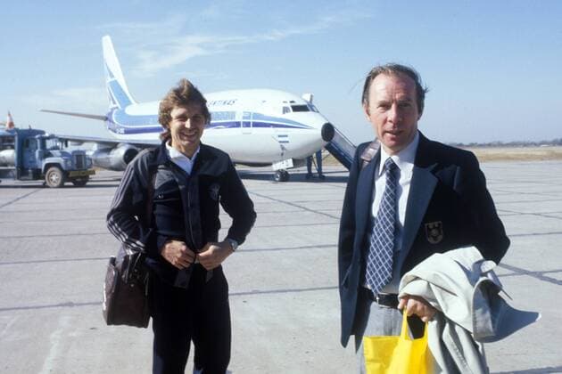 Heinz Flohe (li.) und Trainer Dietrich Weise (beide BR Deutschland) vor dem Rückflug auf dem Flugfeld des Flughafens von Cordoba Fußball WM Herren Weltmeisterschaft 1978, Nationalmannschaft, Nationalteam Totale Cordoba