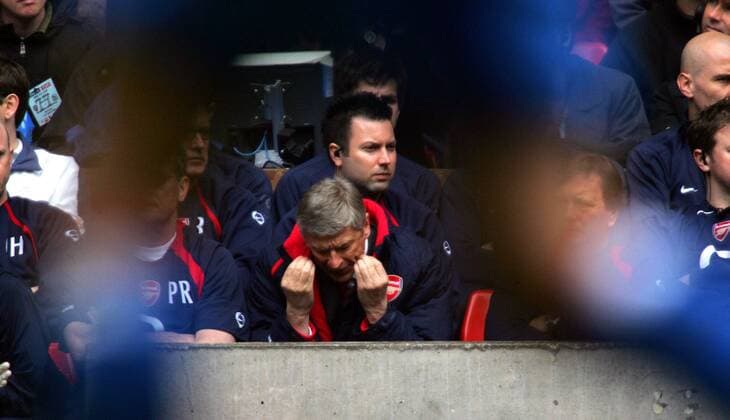 Trainer Arsene Wenger (Arsenal) unzufrieden -  Fußball Herren FA Cup 2004 2005, Englischer Pokal, Pokalspiel, Arsenal FC London Einzelbild London