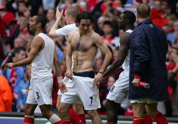 Schlussjubel Arsenal, v.li. Ashley Cole, Senderos, der halbnackte Robert Pires, Koko Toure und Dennis Bergkamp -  Fußball Herren FA Cup 2004 2005, Englischer Pokal, Pokalspiel, Arsenal FC London Gruppe London Freude,