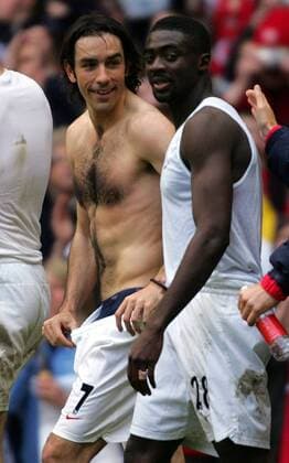 Robert Pires (li.) versucht Koko Toure (beide Arsenal) auf seine Unterhose aufmerksam zu machen, stößt jedoch auf wenig Interesse -  Fußball Herren FA Cup 2004 2005, Englischer Pokal, Pokalspiel, Arsenal FC London Gruppe London Freude,