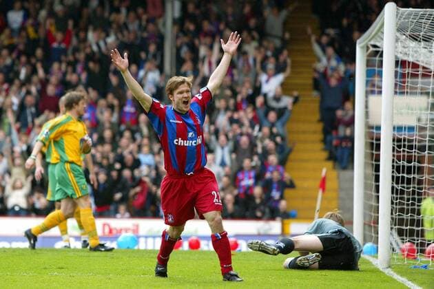 Joonas Kolkka (Crystal Palace) jubelt über seinen Treffer zum 1:0, Torwart Robert Green (Norwich City) liegt bezwungen am Boden -  Fußball Herren English Premier League 2004 2005, 1. Englische Liga, Crystal Palace - Norwich City 3:3, Vdig Gruppe London Freude,