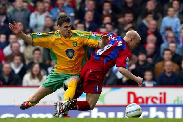 Jason Shackell (Norwich City, li.) gegen Andy Johnson (Crystal Palace) -  Fußball Herren English Premier League 2004 2005, 1. Englische Liga, Crystal Palace - Norwich City 3:3, Vdig Gruppe London Dynamik,