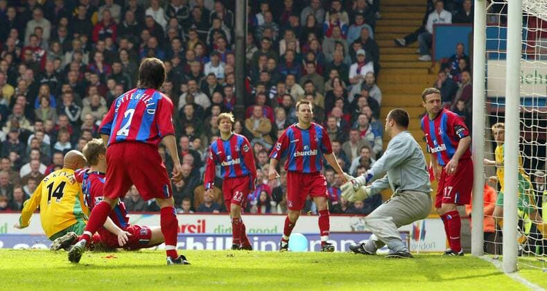 Leon McKenzie (Norwich City, li.) erziel das 1:3, Daniel Butterfield (3.v.li.), Torwart Gabor Kiraly und Michael Hughes (alle Crystal Palace, re.) haben das Nachsehen -  Fußball Herren English Premier League 2004 2005, 1. Englische Liga, Crystal Palace - Norwich City 3:3, Vdig Gruppe London Dynamik, Überlegenheit,