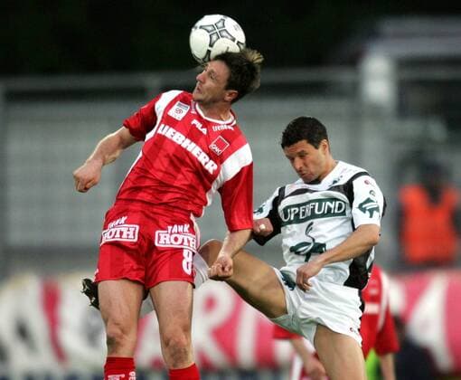 Samir Muratovic (Grazer AK, li.) gegen Thomas Flögel (Pasching) Fußball Herren tmobileBundesliga 2004 2005, FC Superfund Pasching - Liebherr Grazer AK 0:3, Graz, GAK, Vdig Gruppe Pasching Dynamik,