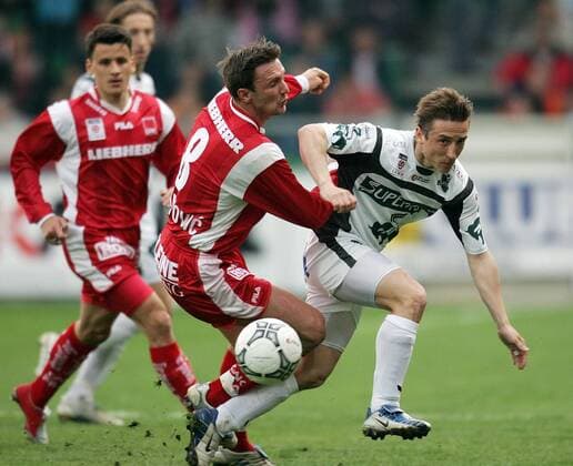 Patrik Jezek (Pasching, re.) gegen Samir Muratovic (Grazer AK) Fußball Herren tmobileBundesliga 2004 2005, FC Superfund Pasching - Liebherr Grazer AK 0:3, Graz, GAK, Vdig Gruppe Pasching Dynamik,
