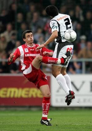 Mario Bazina (Grazer AK, li.) gegen Carlos Chaile (Pasching) Fußball Herren tmobileBundesliga 2004 2005, FC Superfund Pasching - Liebherr Grazer AK 0:3, Graz, GAK, Vdig Gruppe Pasching Dynamik,
