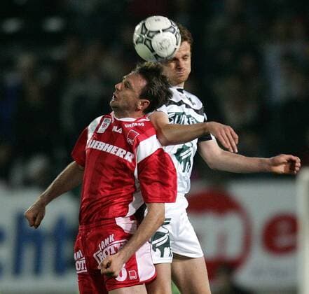 Samir Muratovic (Grazer AK, li.) gegen Michael Horvath (Pasching) Fußball Herren tmobileBundesliga 2004 2005, FC Superfund Pasching - Liebherr Grazer AK 0:3, Graz, GAK, Vdig Gruppe Pasching Dynamik,