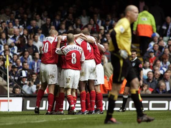 Torjubel Arsenal nach der 1:0-Führung - EDITORIAL USE ONLY. No use with unauthorised audio, video, data, fixture lists, club league logos or live services. Online in-match use limited to 120 images, no video emulation. No use in betting, games or single club league player publications. Fußball Herren FA Cup 2004 2005, Englischer Pokal, Pokalspiel, Arsenal FC London, Halbfinale, Totale Cardiff Freude,