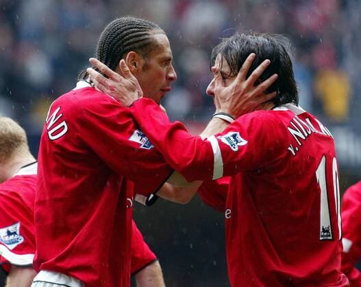 Rio Ferdinand (li.) und Ruud van Nistelrooy (beide Manchester United) freuen sich gemeinsam -  Fußball Herren FA Cup 2004 2005, Englischer Pokal, Pokalspiel, Halbfinale, Manchester United, ManU Gruppe Cardiff Freude, Begeisterung