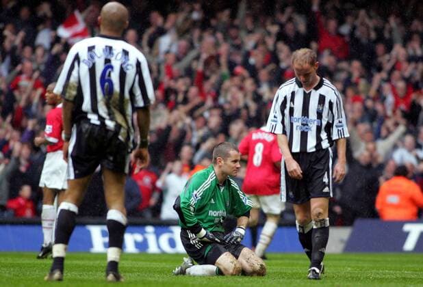 Torwart Shay Given hockt enttäuscht am Boden, daneben Nicky Butt (beide Newcastle United, re.) -  Fußball Herren FA Cup 2004 2005, Englischer Pokal, Pokalspiel, Halbfinale, Newcastle United Gruppe Cardiff Enttäuschung,
