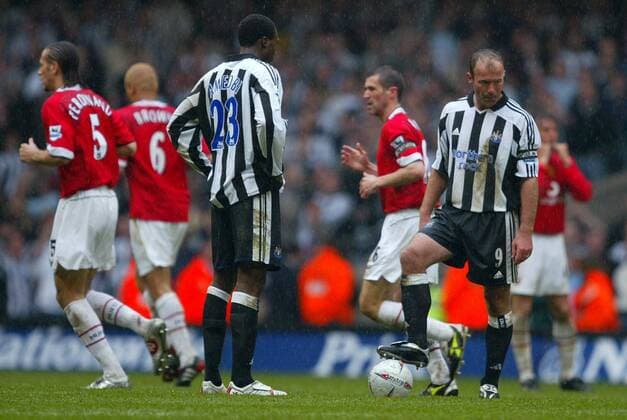 Alan Shearer (re.) und Shola Ameobi (beide Newcastle United, 3.v.li.) stehen enttäuscht zum erneuten Anstoß bereit, während die jubelnden Spieler von Manchester United langsam in ihre Hälfte zurück traben -  Fußball Herren FA Cup 2004 2005, Englischer Pokal, Pokalspiel, Halbfinale, Newcastle United -Manchester United 1:4 Gruppe Cardiff Enttäuschung,