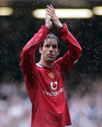 Ruud van Nistelrooy (Manchester United) steht im Regen und bedankt sich bei den Anhängern - EDITORIAL USE ONLY. No use with unauthorised audio, video, data, fixture lists, club league logos or live services. Online in-match use limited to 120 images, no video emulation. No use in betting, games or single club league player publications. Fußball Herren FA Cup 2004 2005, Englischer Pokal, Pokalspiel, Halbfinale, Manchester United, ManU Einzelbild Cardiff