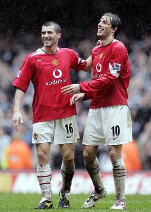 Roy Keane (li.) und Torschütze Ruud van Nistelrooy (beide Manchester United) sichtlich zufrieden - EDITORIAL USE ONLY. No use with unauthorised audio, video, data, fixture lists, club league logos or live services. Online in-match use limited to 120 images, no video emulation. No use in betting, games or single club league player publications. Fußball Herren FA Cup 2004 2005, Englischer Pokal, Pokalspiel, Halbfinale, Manchester United, ManU Gruppe Cardiff Freude,