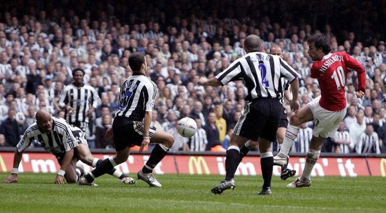 Ruud van Nistelrooy (Manchester United, re.) zieht ab und trifft zum 0:1, Steven Taylor (Mitte) kann es ebenso wenig verhindern wie Stephen Carr (2.v.re.) und Jean Alain Boumsong (alle Newcastle) - EDITORIAL USE ONLY. No use with unauthorised audio, video, data, fixture lists, club league logos or live services. Online in-match use limited to 120 images, no video emulation. No use in betting, games or single club league player publications. Fußball Herren FA Cup 2004 2005, Englischer Pokal, Pokalspiel, Halbfinale, Newcastle United - Manchester United 1:4 Gruppe Cardiff Dynamik,