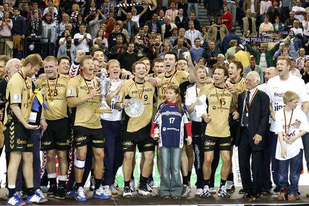 Mannschaftsjubel der SG Flensburg Handewitt nach dem Sieg des DHB Pokals, v.li.: Sören Stryger, Joachim Boldsen, Jonny Jensen, Andreas Mau, Christian Berge, Andrej Klimovets, Hauke Mommsen, Lars Christiansen, Glenn Solberg, Manfred Werner und Bogdan Wenta Handball 1. BL Herren DHB Pokal 2004 2005, Pokalspiel, Final Four, 4, SG Flensburg Handewitt, Totale Hamburg Begeisterung, Freude,