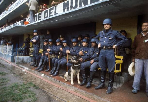 IMAGO Iconic Moments, Fußball Eine Abteilung des argentinischen Militärs sorgt im Innenraum des Estadio Cordiviola von Rosario für starke Präsenz der Sicherheitsorgane Fußball WM Herren Weltmeisterschaft 1978, Impressionen, Militärdiktatur, Militär, Diktatur, Polizei, Polizeistaat Totale Estadio Cordiviola Rosario