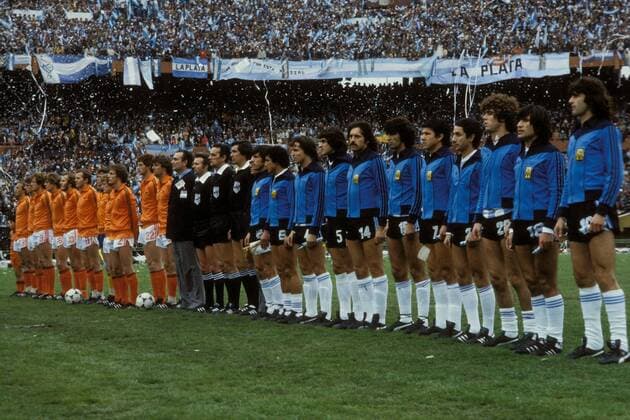 Mannschaftsaufstellung Argentinien, v.re.: Mario Kempes, Oscar Ortiz , Alberto Tarantini, Osvaldo Ardiles, Luis Galvan, Jorge Mario Olguin, Leopoldo Luque, Torwart Ubaldo Fillol, Daniel Bertoni, Americo Ruben Gallego, Daniel Passarella, Linienrichter ... Fußball WM Herren Weltmeisterschaft 1978, Nationalmannschaft, Nationalteam, Länderspiel, Finale, Endspiel Totale Schiri, Referee, Unparteiischer, Hymne, Buenos Aires, Nationalhymne