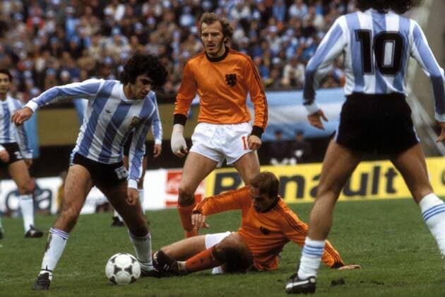 Jorge Mario Olguin (Argentinien, li.) Johan Neeskens (re.), daneben Rene van de Kerkhof (beide Niederlande) Fußball WM Herren Weltmeisterschaft 1978, Nationalmannschaft, Nationalteam, Länderspiel, Finale, Endspiel Gruppe Nationaltrikot Buenos Aires