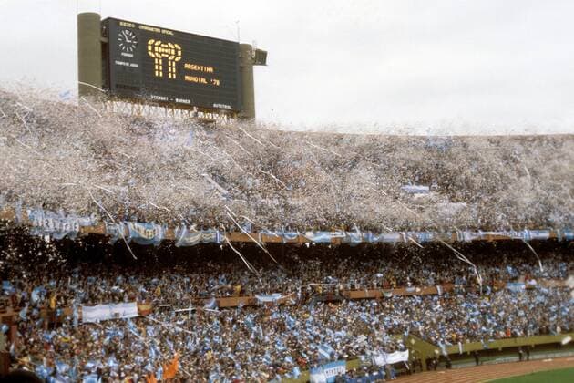 IMAGO Iconic Moments, Fußball Argentina Mundial 78 - prächtige Atmosphäre während des WM-Finales im restlos ausverkauften Estadio Alberto Libertini Monumental de River Plate Fußball WM Herren Weltmeisterschaft 1978, Länderspiel, Symbol, Feature, Endspiel, Finale, Konfettiregen, Emotionen, Totale River Plate Stadion, Publikum, Fan, Fans, Jubel Buenos Aires, jubeln, Fußballfan, Fußballfans, Begeisterung, Freude,