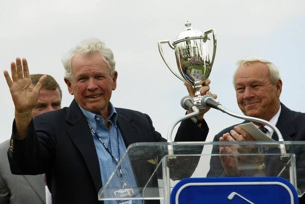 Jack Burke Jr. (li.) erhält eine Trophäe für besondere Leistungen in seiner Lebenszeit, daneben Arnold Palmer (beide USA) - (Icon5932976) Golf Herren PGA Championship 2003, Tour, Golfen Gruppe Houston EDITORIAL USE ONLY