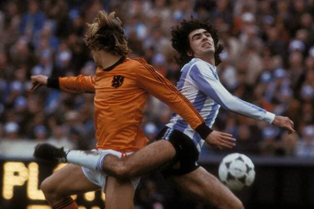 Johnny Rep (Niederlande, li.) gegen Jorge Mario Olguin (Argentinien) Fußball WM Herren Weltmeisterschaft 1978, Nationalmannschaft, Nationalteam, Nationaltrikot, Länderspiel, Endspiel Gruppe Buenos Aires Dynamik, Kampf,