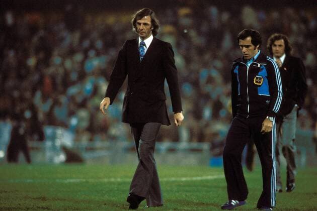 Nationaltrainer Cesar Luis Menotti (Argentinien, li.) und ein Assistent gehen nachdenklich über den Platz Fußball WM Herren Weltmeisterschaft 1978, Nationalmannschaft, Nationalteam, Länderspiel, Endspiel Gruppe Buenos Aires Nachdenklichkeit,