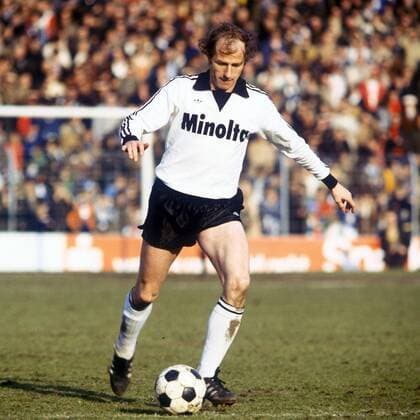 Willi Neuberger (Frankfurt) am Ball Fußball 1. BL Herren Saison 1978 1979, Eintracht Frankfurt, Mfdia Einzelbild Bochum Dynamik,