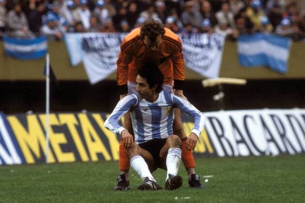 Willy van de Kerkhof (Niederlande, hi.) hilft Osvaldo Ardiles (Argentinien) auf die Beine Fußball WM Herren Weltmeisterschaft 1978, Nationalmannschaft, Nationalteam, Nationaltrikot, Länderspiel, Endspiel Gruppe Buenos Aires Harmonie,