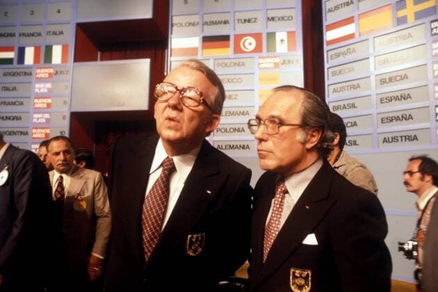 DFB Präsident Hermann Neuberger (li.) und DFB Sekretär Hermann Joch (beide BR Deutschland) im Gespräch nach der Gruppenauslosung für die Weltmeisterschaft 1978 in Argentinien Fußball WM Herren Auslosung 1977 für Weltmeisterschaft 1978, Vorrundenauslosung, Vorrundengruppe, Vorrundengruppen, Gruppe Buenos Aires Skepsis,