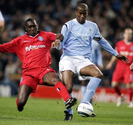 Sylvain Distin (Manchester City, re.) gegen Emile Heskey (Birmingham) - EDITORIAL USE ONLY. No use with unauthorised audio, video, data, fixture lists, club league logos or live services. Online in-match use limited to 120 images, no video emulation. No use in betting, games or single club league player publications. Fußball Herren English Premier League 2004 2005, 1. Englische Liga, Manchester City - Birmingham City 3:0 Gruppe Manchester Dynamik, Kampf,