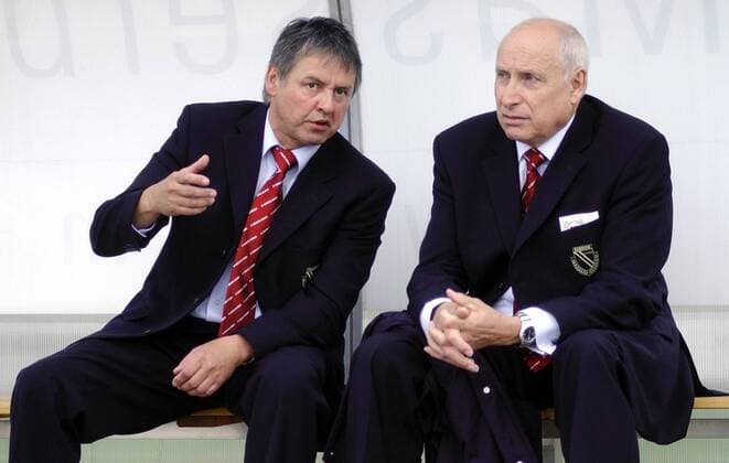 Manager Ralf Lemke (li.) und Präsident Dieter Krein (beide Cottbus) im Gespräch Fußball 2. BL Herren Saison 2004 2005, FC Energie Cottbus Gruppe Erfurt