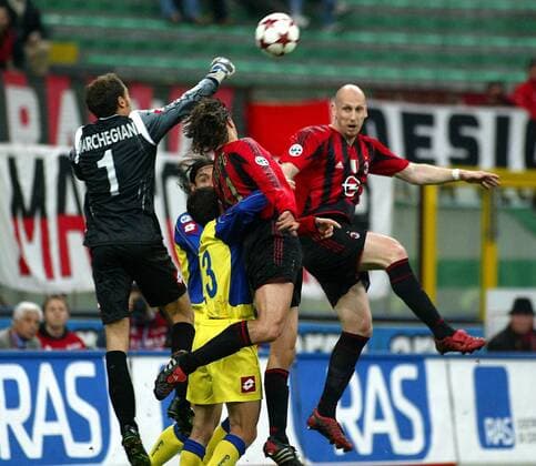 Torwart Luca Marchegiani (Chievo Verona) rettet per Faustabwehr vor Jaap Stam (re.) und Hernan Crespo (beide Milan) Fußball Herren Serie A 2004 2005, 1. Italienische Liga, AC Mailand - AC Chievo Verona 1:0 Gruppe Mailand Dynamik, Abwehr,