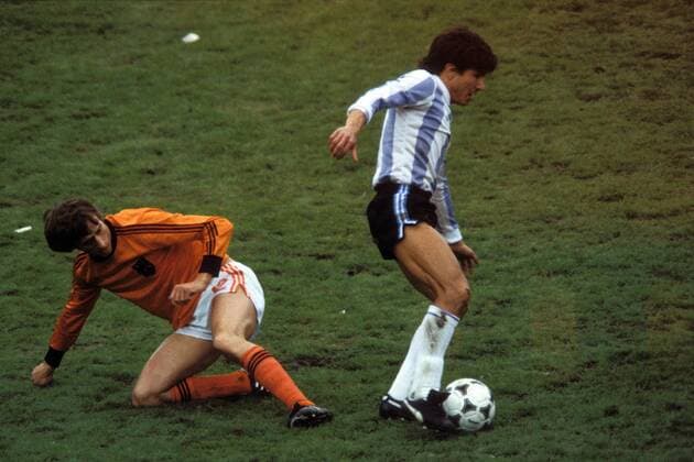 Luis Galvan (Argentinien, re.) setzt sich gegen Rob Rensenbrink (Niederlande) durch Fußball WM Herren Weltmeisterschaft 1978, Nationalmannschaft, Nationalteam, Nationaltrikot, Länderspiel, Finale Gruppe Buenos Aires