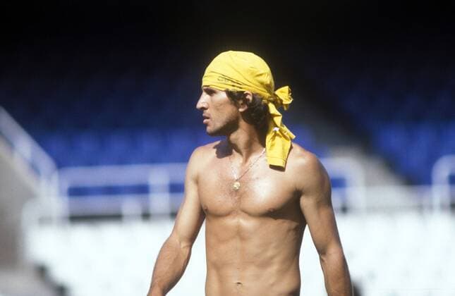 Zico (Brasilien) hat sich einen Sonnenschutz aus seinem T Shirt gemacht Fußball WM Herren Weltmeisterschaft 1982, Länderspiel, Nationalmannschaft, Nationalteam, Nationaltrikot Einzelbild Barcelona